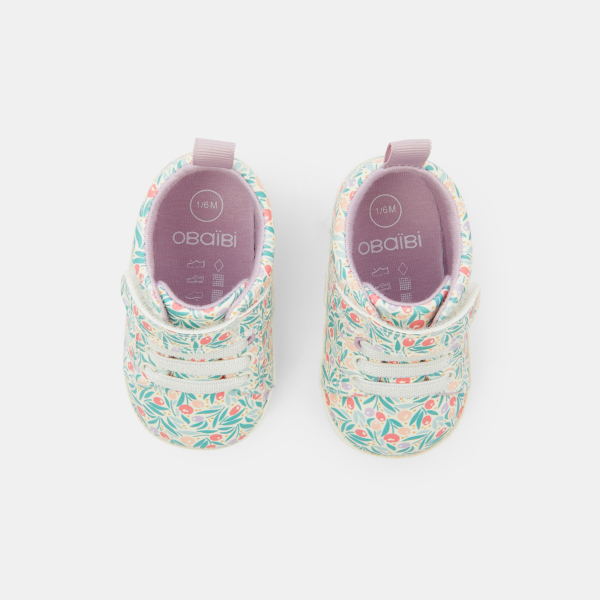 حذاء رياضي من القماش برسوم أزهار، باللون الأبيض لحديثي الولادة